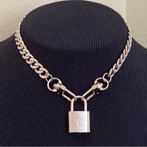 Louis Vuitton Jewelry - Silver Louis Vuitton Lock Key Necklace, Authentic, Chain Link, Number 315